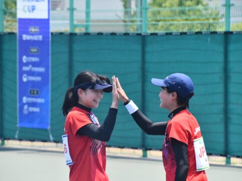 ソフトテニス女性二人がハイタッチしている写真