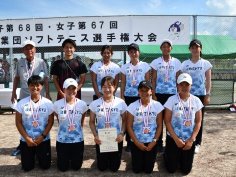 ワタキューセイモア女子ソフトテニス部の集合写真