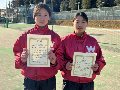 女性二人が表彰状をもっている写真