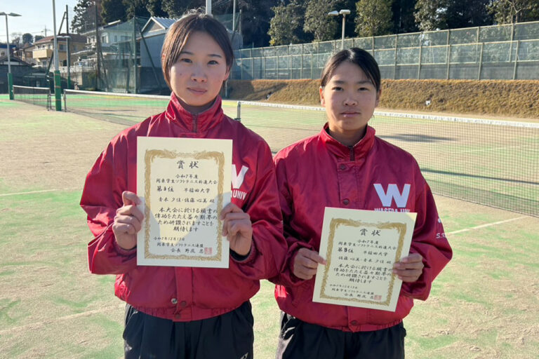 女性二人が表彰状をもっている写真