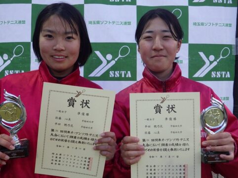 ソフトテニスの女性選手が二人でハイタッチしている