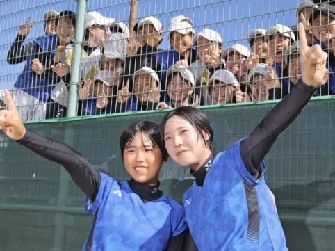 ソフトテニス女性二人がピースしてる写真