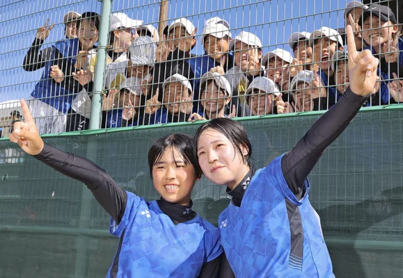 ソフトテニス女性二人がピースしてる写真