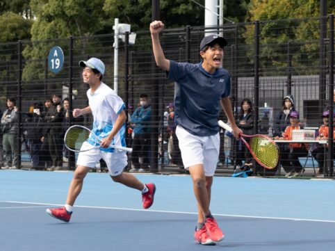 男性二人が喜んでいる写真