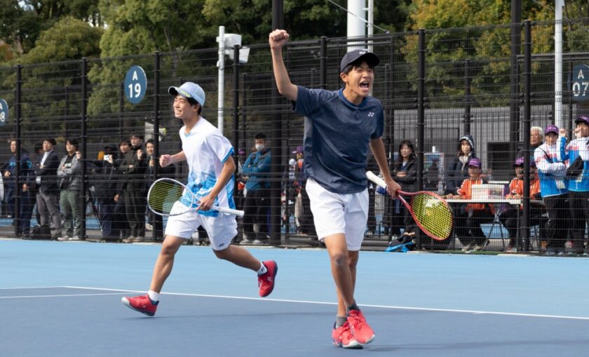 男性二人が喜んでいる写真