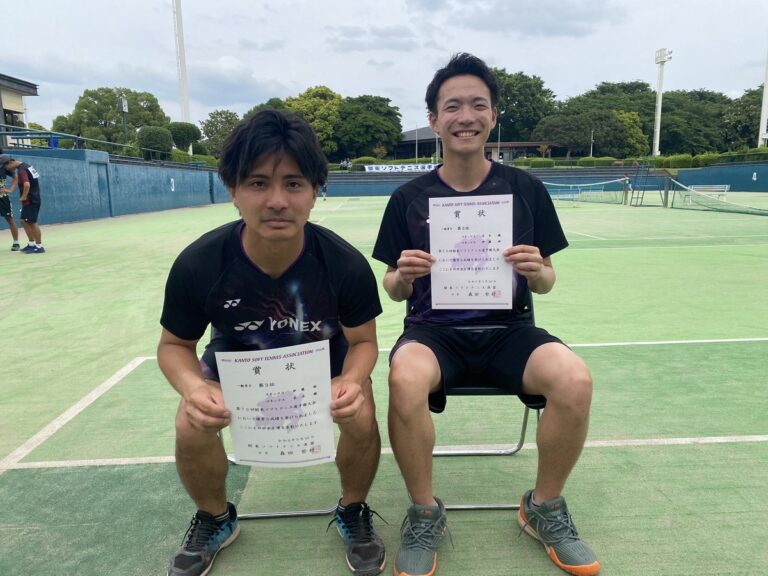 男性二人が表彰状を持っている写真