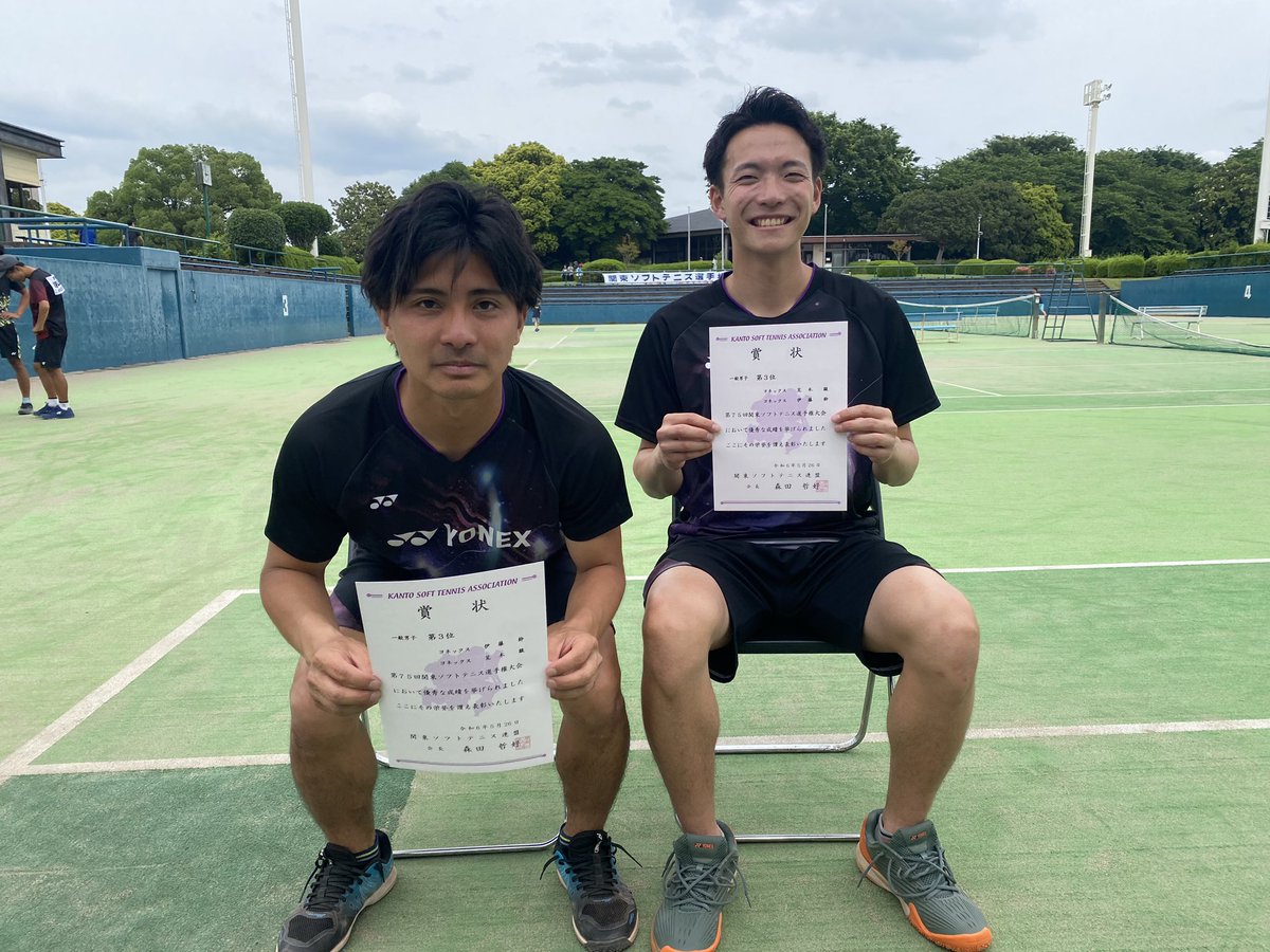 男性二人が表彰状を持っている写真