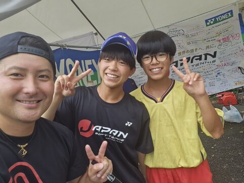 男性３人がピースしている写真