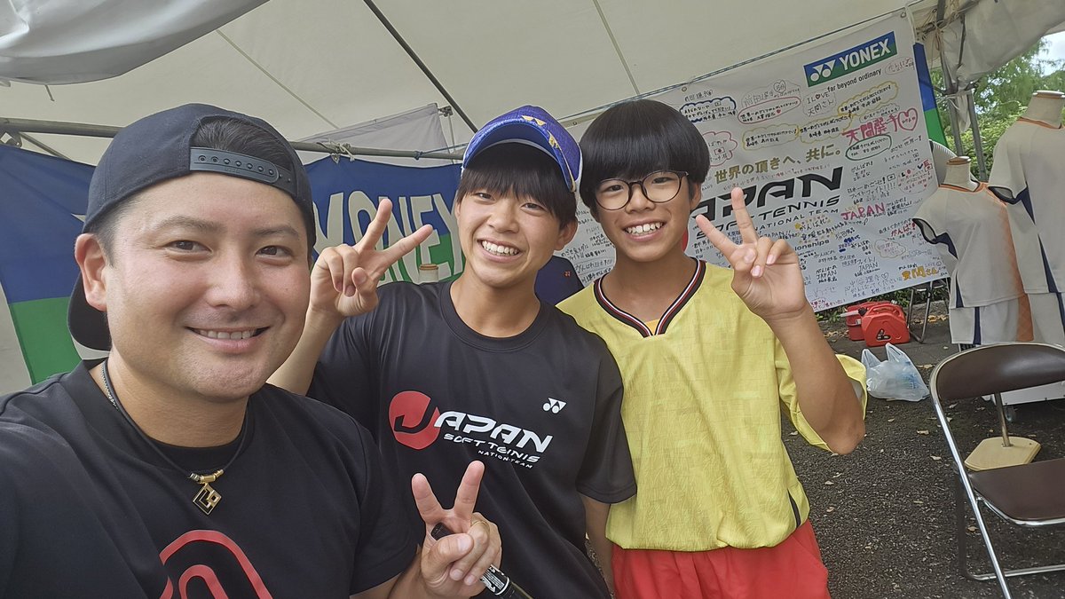 男性３人がピースしている写真