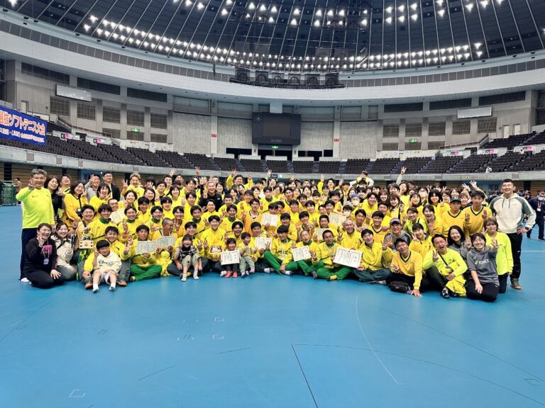 尽誠学園高等学校ソフトテニス部の集合写真