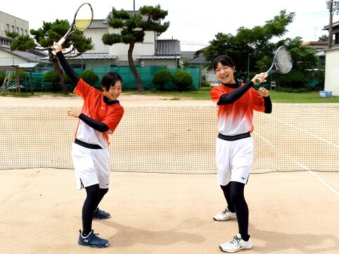 女性二人がラケットを持っているしゃしん