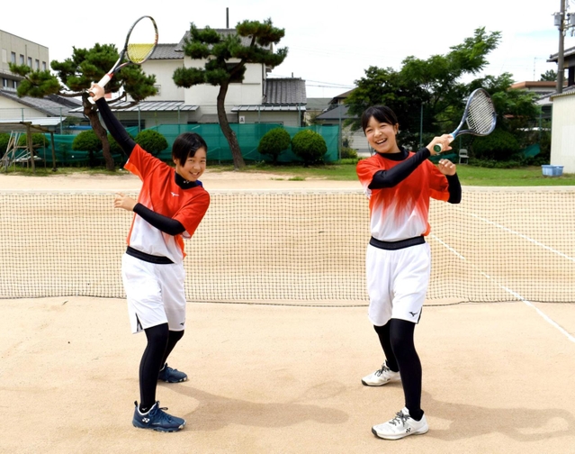 女性二人がラケットを持っているしゃしん