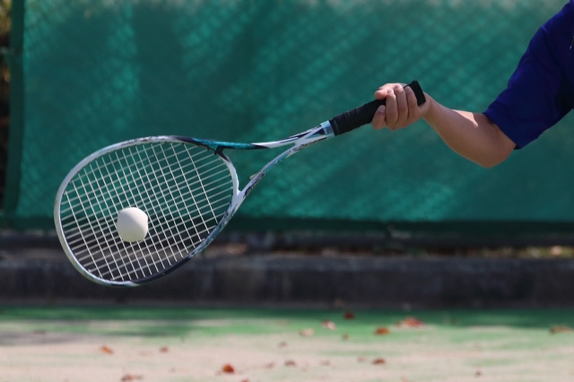 ソフトテニスのインパクトの瞬間